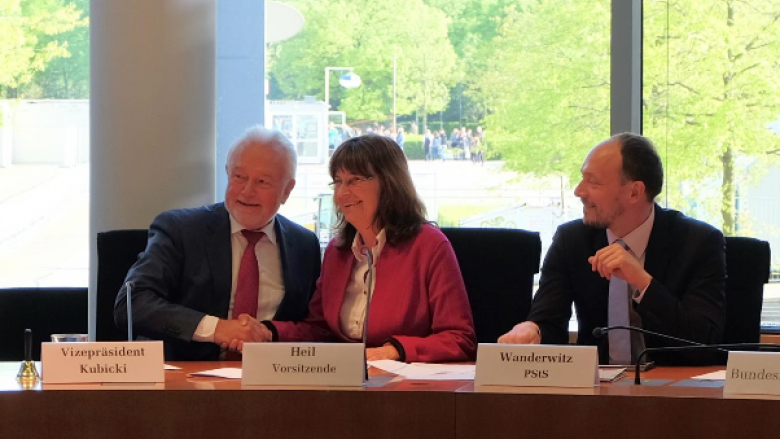 Die Ausschussvorsitzende Mechthild Heil gemeinsam mit Vizepräsident Kubicki und dem PStS Marco Wanderwitz