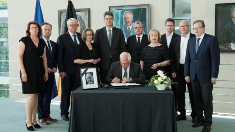 Die Abgeordneten der CDU-Landesgruppe Rheinland-Pfalz beim Eintrag in das Kondolenzbuch im Bundeskanzleramt, Berlin