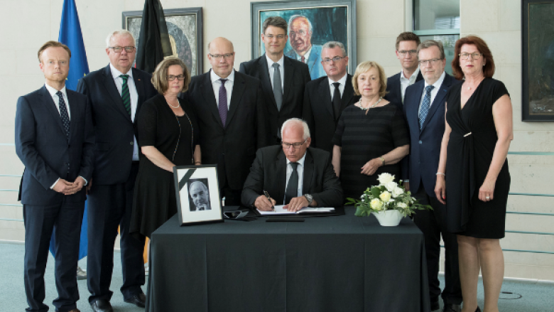 Die Mitglieder der CDU-Landesgruppe Rheinland-Pfalz gemeinsam mit BM Peter Altmaier beim Eintrag in das Kondolenzbuch für Herrn Dr. Kohl